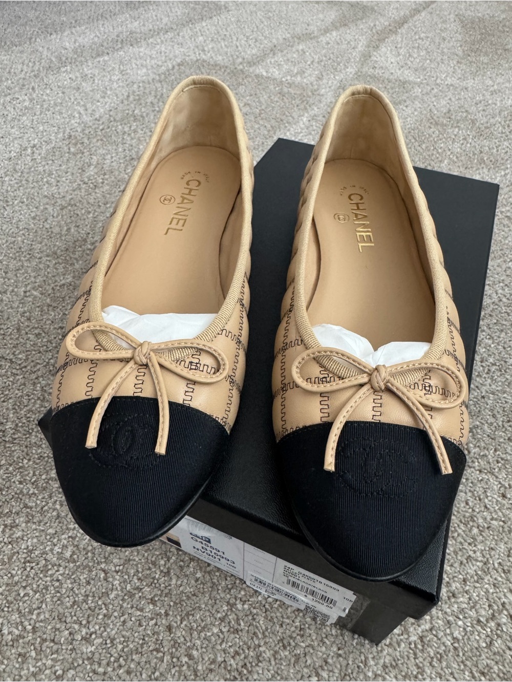 CHANEL Beige and Black Quilted Cap-Toe Leather Ballet Flats Sz 40 - Picture 13 of 16